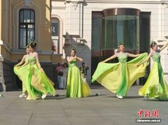 百年阳台奏响中外旋律 游客冰